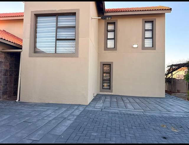 5 BEDROOM HOUSE FOR SALE IN WATERKLOOF